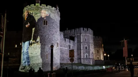 Reuters Se proyectó una imagen de Prince Andrew y Epstein en el Castillo de Windsor