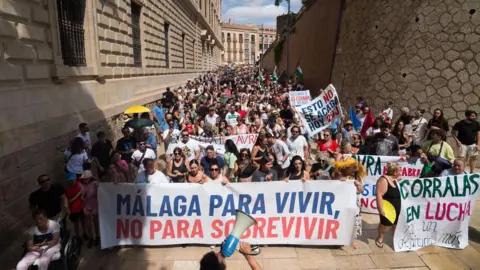 Getty Images Aksi protes antipariwisata di Málaga pada 29 Juni 2024