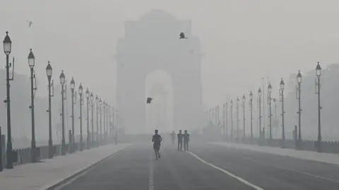 Getty Images A view of Kartavya Path engulfed in a layer of smog, on October 27, 2024 in New Delhi, India. 