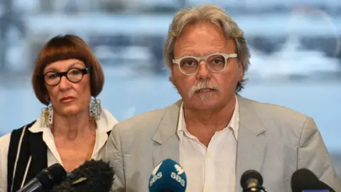 Getty Images Justine Damond's parents speaking at a Sydney press conference in 2017