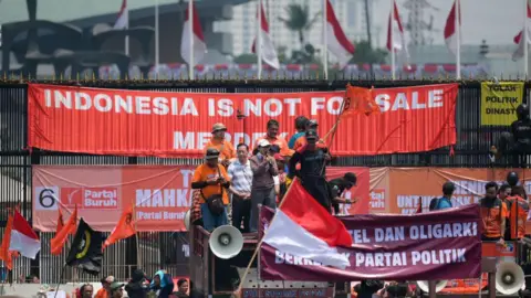 Getty Images Demonstranten blokkeren op 22 augustus 2024 de toegang tot het parlementsgebouw in Jakarta, uit protest tegen de nietigverklaring van een uitspraak van het Constitutioneel Hof die de regels over de geschiktheid van kandidaten bij belangrijke verkiezingen later dit jaar heeft gewijzigd. 