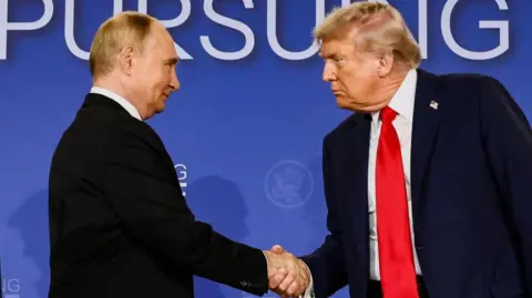 El presidente estadounidense de Reuters, Donald Trump, y el presidente ruso Vladimir Putin Shake Hands durante una conferencia de prensa después de su reunión en la base conjunta Elmendorf-Richardson, en Anchorage, Alaska