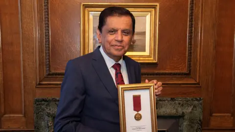 Leicester City Council Prof Sir Nilesh Samani holding the City of Leicester Award