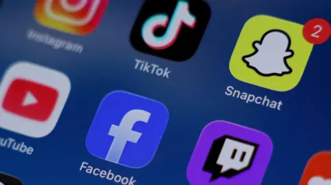App icons of Instagram, TikTok, Snapchat, Youtube, Facebook and Twitch on a phone screen