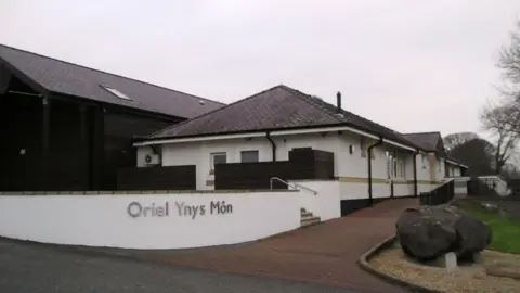 Geograph/ Chris Andrews Oriel Ynys Mon