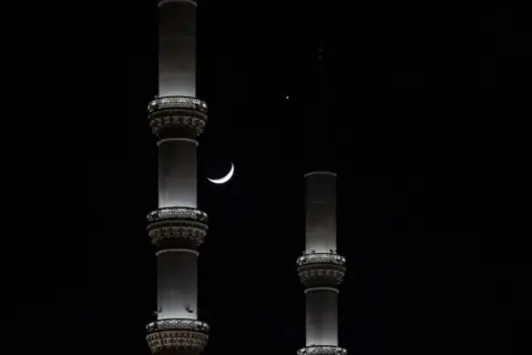 Getty Di ibu kota Turki, Ankara, bulan dan Venus terlihat bersamaan di samping Masjid Kocatepe