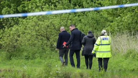 SnapperSK Police officers at the scene