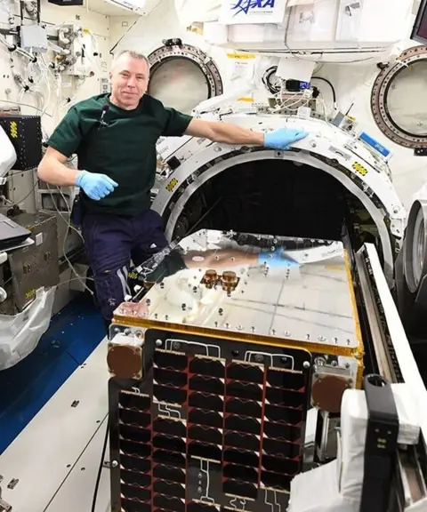 NASA/NANORACKS RemoveDebris