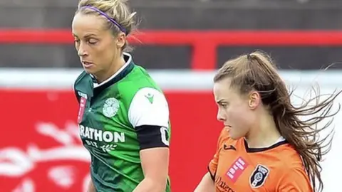Hibernian's Joelle Murray and Glasgow City's Kirsty Howat