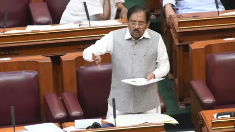DIPR, Karnataka G Parameshwara na assembleia legislativa de Karnataka defendendo o discurso de ódio e o projeto de lei sobre crimes de ódio