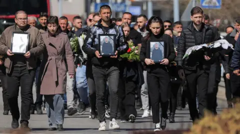 As pessoas da Reuters participam de uma cerimônia fúnebre para as vítimas de um incêndio na boate Pulse, na cidade de Kocani, North Macedonia, 20 de março de 2025