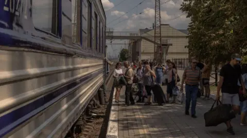 Getty Images Burgers worden per trein uit Pokrovsko geëvacueerd