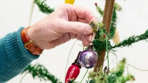 Hansons Decorating the tree