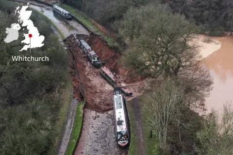 Serviço de Bombeiros e Resgate de Shropshire / BBC Imagem aérea do canal Dois barcos estreitos estão em uma seção afundada do canal. Um campo à esquerda está coberto de água que parece um deslizamento de terra