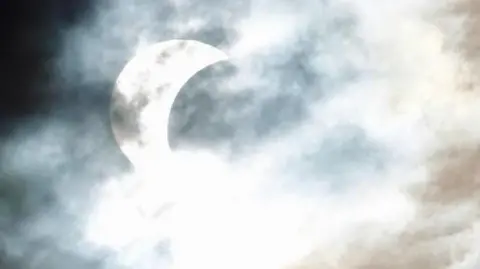 BBC WeatherWatchers/20vtmacd cloudy eclipse 