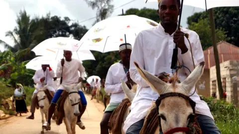 Catherine Tilke Donkeys riders procession