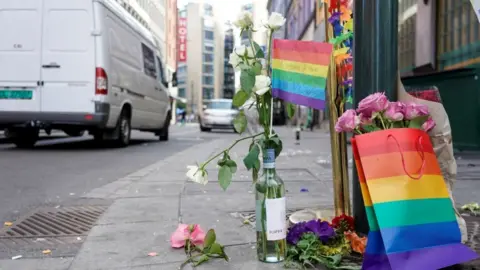 Reuters Regnbue og blomster plassert i Oslo som en hyllest.  Foto: 25. juni 2022