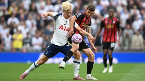 Las imágenes de Gatety de Tottenham Hotspur lucharon por ocupar a Ryan Christie por Lucas Bergval AFC Bournemouth entre Tottenham Hotspur y Bournemouth al Tottenham Hotpur Stadium el 30 de agosto, Londres, 2025 en Inglaterra.