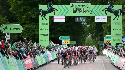 Getty Images The peloton at the start of the final lap in Glasgow Green