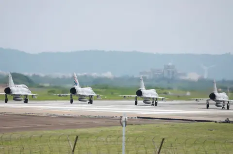 路透社台湾空军幻影 2000-5 飞机准备于 2024 年 5 月 23 日从台湾新竹的新竹空军基地起飞。