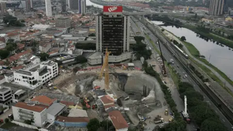 Getty Images General view showing the huge crater at the collapsed 'Pinheiros' subway station in Sao Paulo, Brazil, 15 January 2007