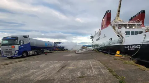 FMPG cargado en un camión cisterna de GNL Glen Sannox, una nube de vapor visible