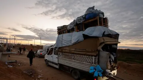 Reuters Palestinians made their way after being taken back to Israel's armies after Israeli forces, allowing people to travel between southern and northern Gaza in both directions, on 9 February, 2025 near Gaza city, Israel and Between a ceasefire between Hamas. 