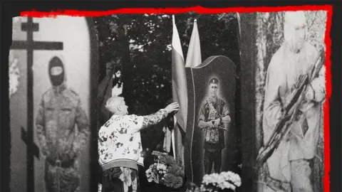 Getty Images Una mujer en un cementerio de Kursk, Rusia, se estira para tocar una lápida que tiene la imagen de un soldado. Hay otras lápidas e imágenes de soldados a ambos lados de ella. 