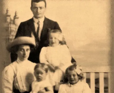Linda George Albert Harrold with wife Sarah Jane and three of their daughters