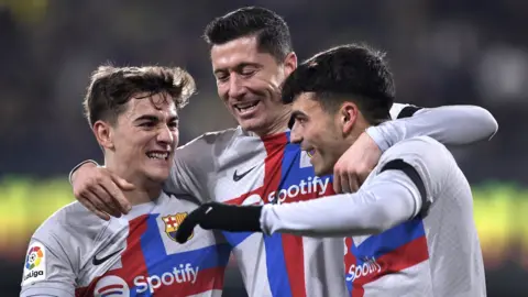 Robert Lewandowski celebrates with Pedri