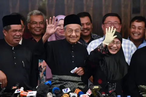 Getty Images Prime Minister Mahatir Mohamad waves to the crowd at a press conference