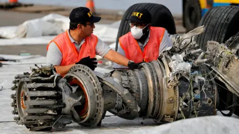 Reuters Investigators examine a turbine engine from the Lion Air flight JT 610 at Tanjung Priok port in Jakarta, 15 November 2018