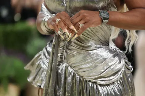 AFP vía Getty Images La extenista estadounidense Serena Williams llega a la Gala Met 2026, que celebra el "Arte del Vestuario", en el Museo Metropolitano de Arte de Nueva York, el 4 de mayo de 2026.