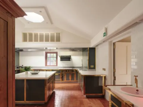 Simon Kennedy Aldourie Castle - a kitchen