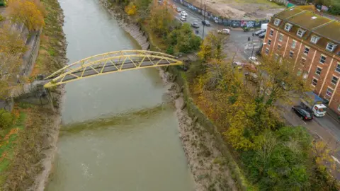 Griffiths An aerial photograph of Langton Street Bridge