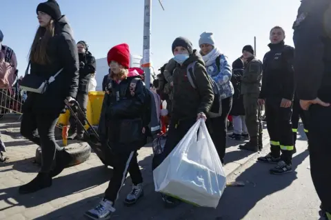 Getty Images Children crossing the Ukraine-Poland border