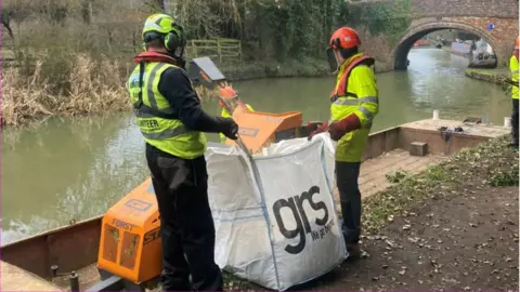 Tom Percival/BBC Canal and River Trust volunteers on Grand Union Canal