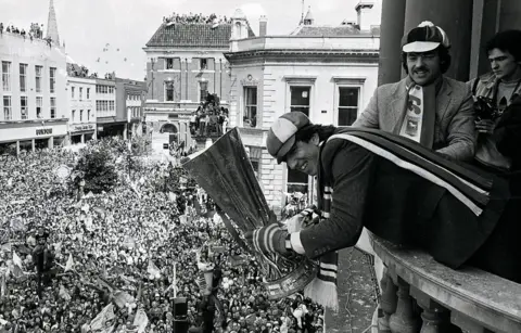 Archant Paul Mariner with the Uefa Cup at Ipswich Town Hall, 1981