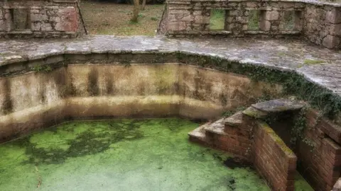 Vicki Gardner Photography A pool at the Italian Garden