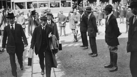 Getty Images Sinn Féin members leaving the Dáil in August 1922, which they formed instead of sitting in the Parliament of Southern Ireland