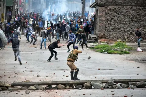 Getty Images Kashmiri protesters clash with government forces in Srinagar, Indian-administered Kashmir in 2018.