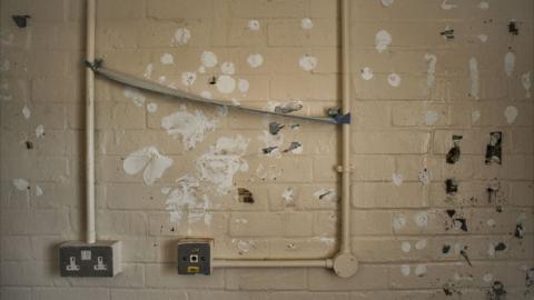 Blundeston Prison: Inside Reggie Kray's old prison cell - BBC News