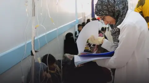 UNICEF Doctor treating cholera