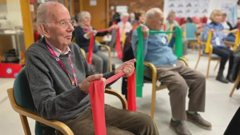 Nikki Fox/BBC People doing frailty exercise class at the Garden House Hospice in Letchworth