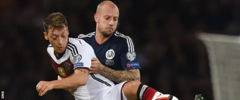 SNS Mexut Ozil and Alan Hutton