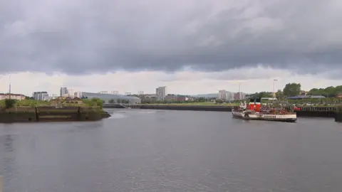 Waverley sailing down the Clyde