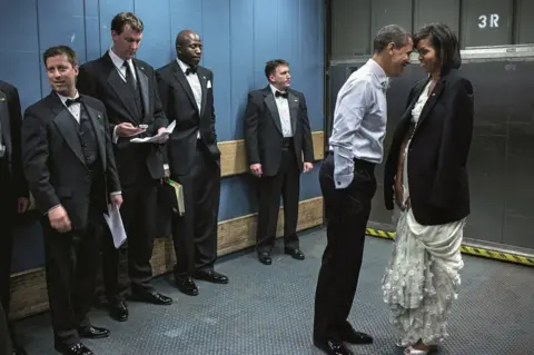 Pete Souza Obama kisses Michelle in a lift