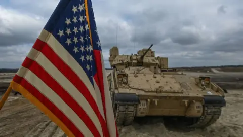 Getty Images Amerikansk flagg foran en tank