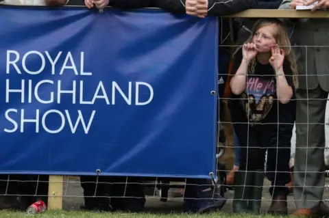 PA Wire Girl finds a good vantage point