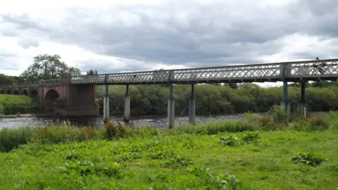 David Brown/Geograph Aldwark Toll Bridge